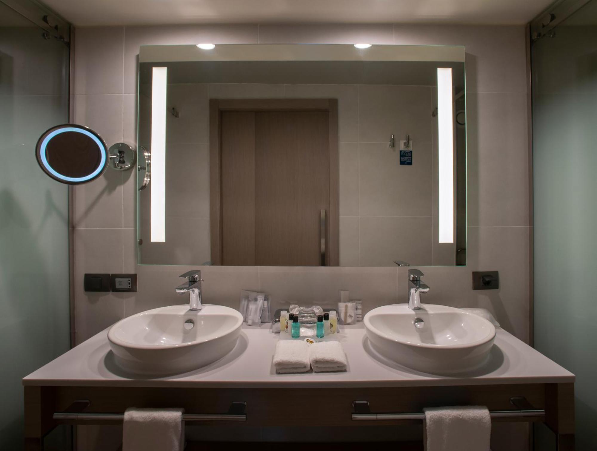 מלון Four Points By Sheraton 4*