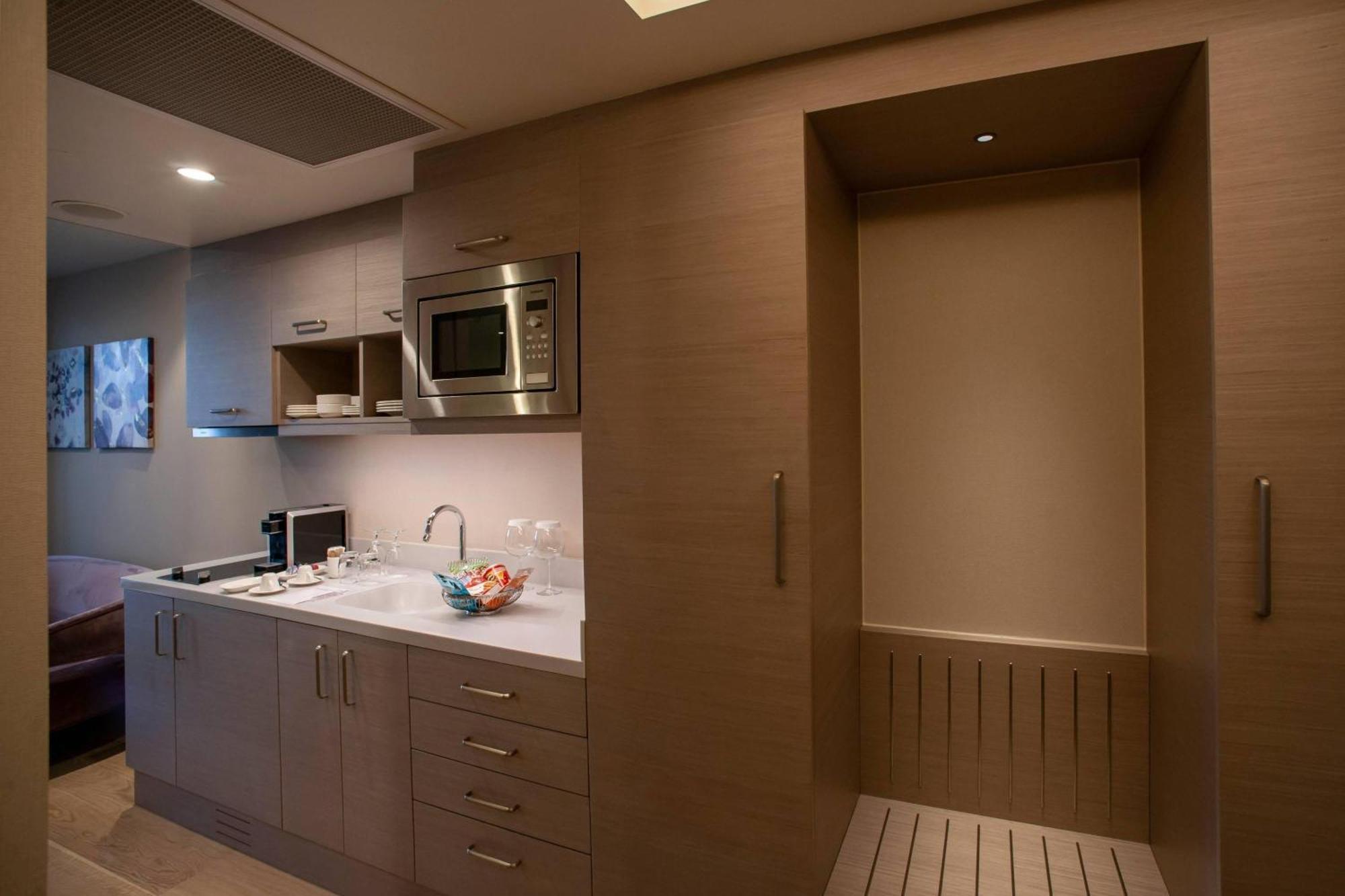 Four Points By Sheraton מלון 4*